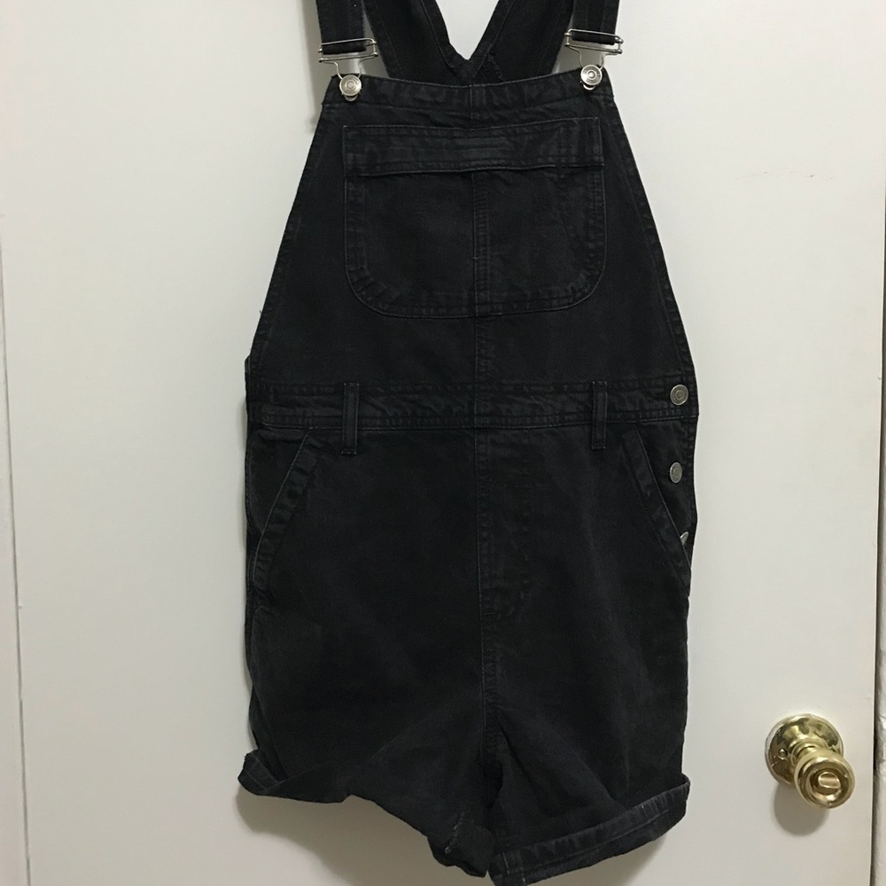 BLACK DENIM OVERALL SHORTS